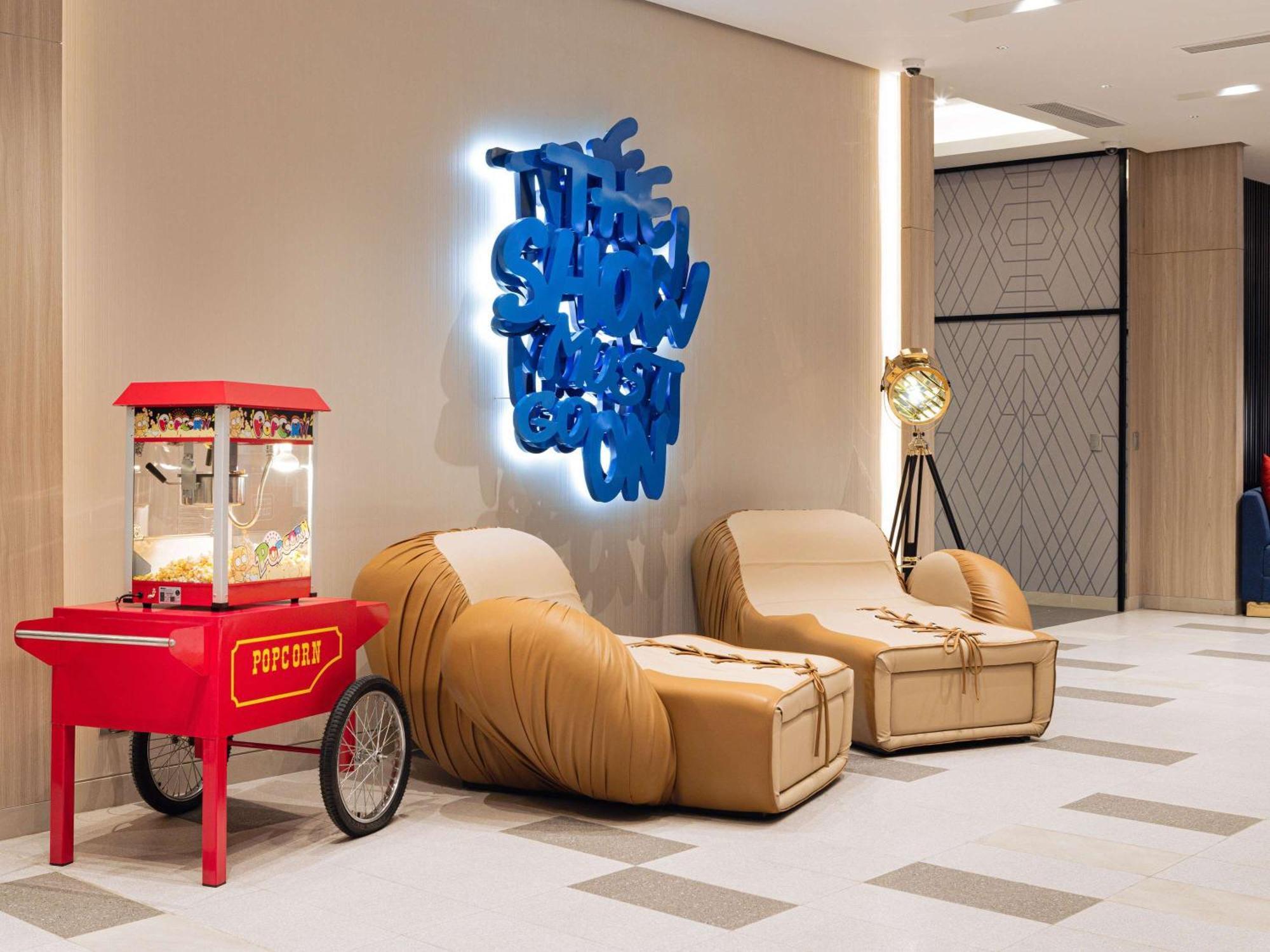 Ibis Styles Manila Araneta City Кесон-Сити Экстерьер фото